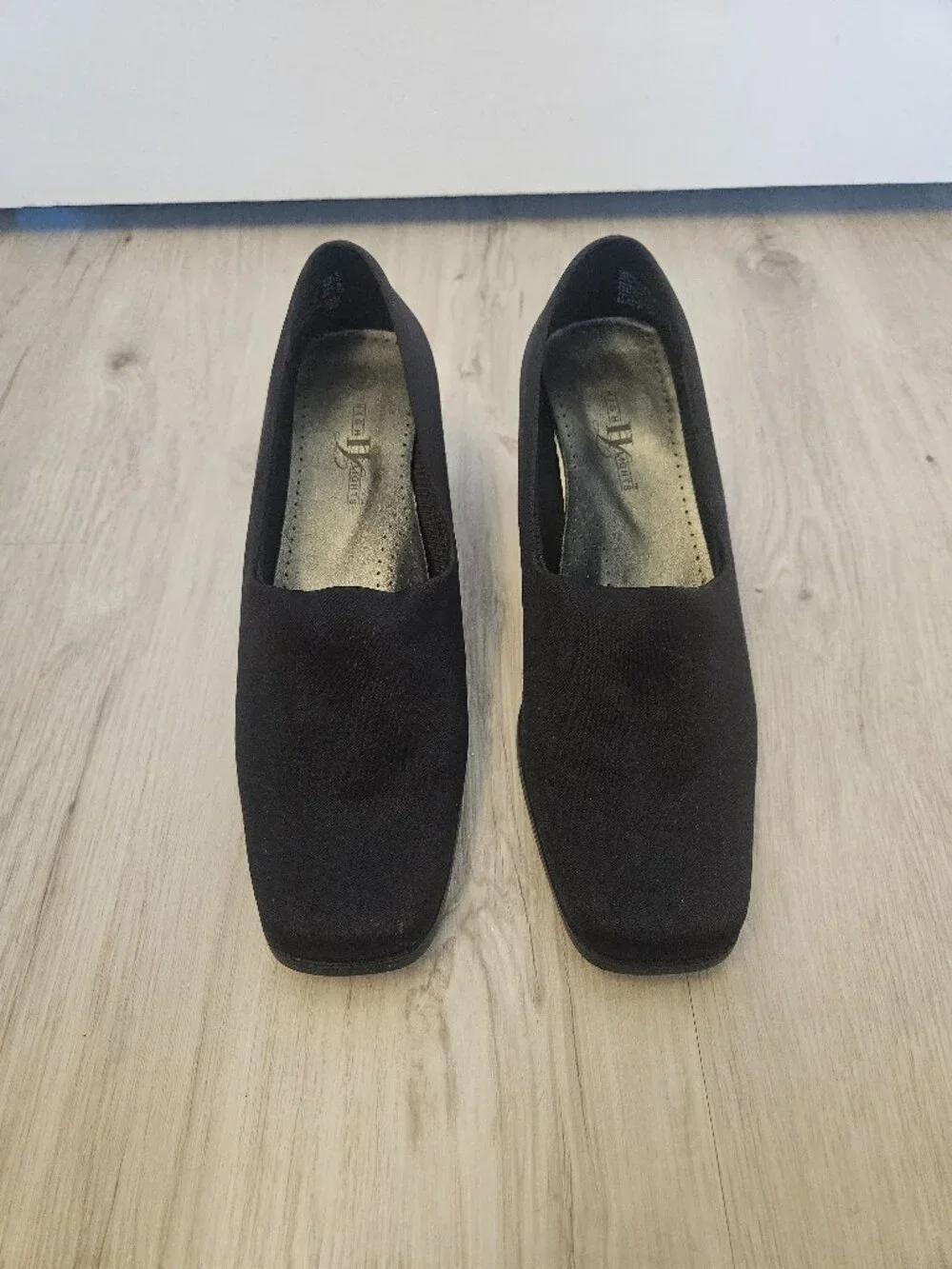 HighLights by Payless Black Pumps Size 9 - Classic & Comfortable Pointed Toe Hee